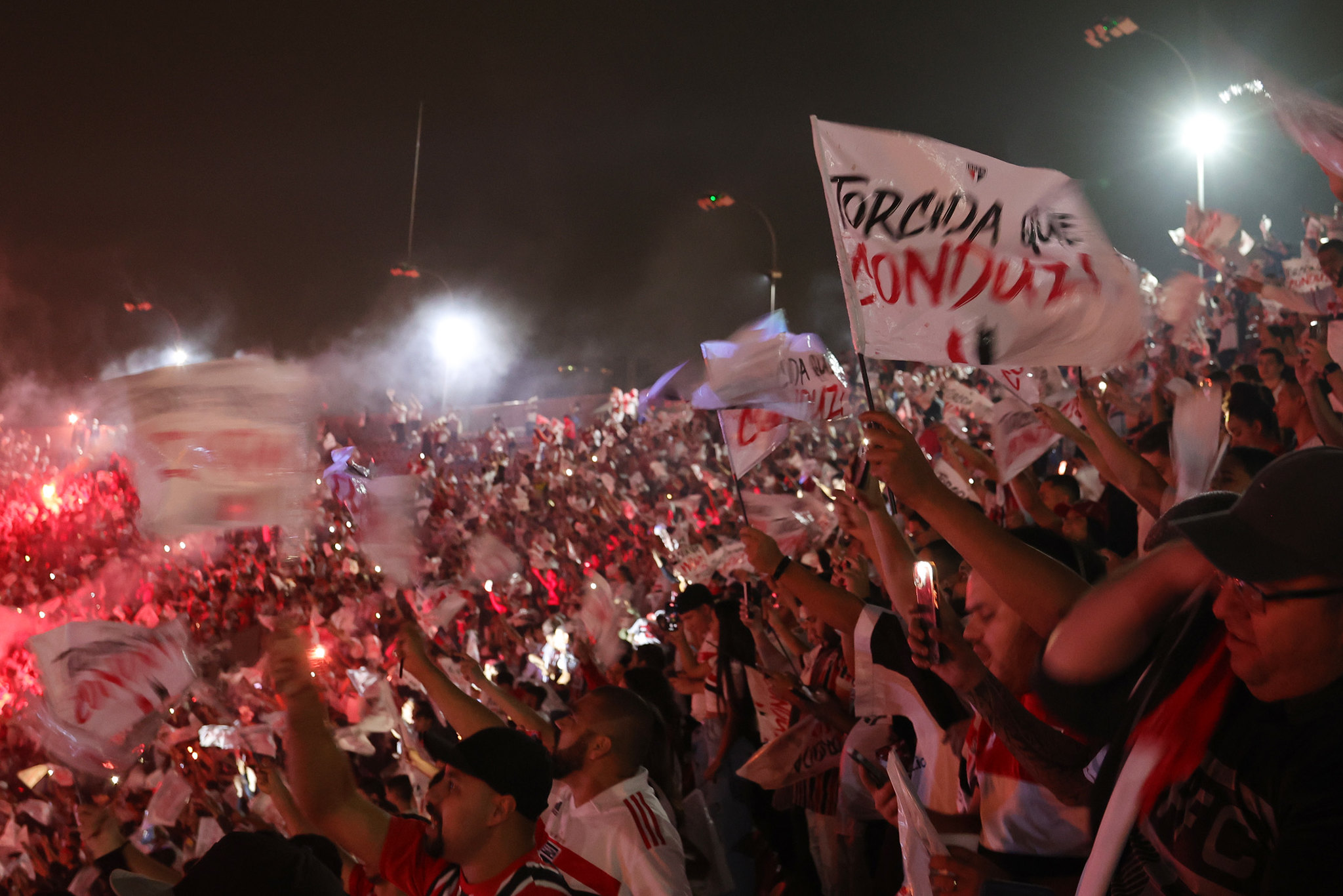 Torcida durante São Paulo x Corinthians, partida responsável pelo recorde atual de arrecadação e publico do Tricolor