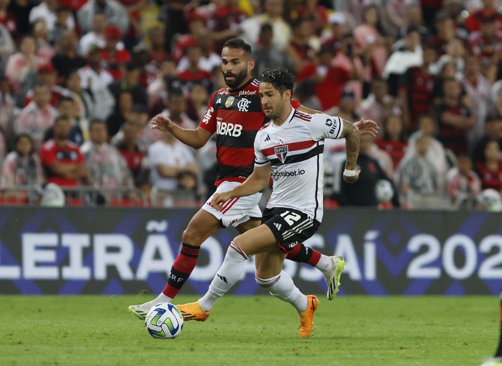 Pato ironiza poucas chances no São Paulo e revolta torcedores 