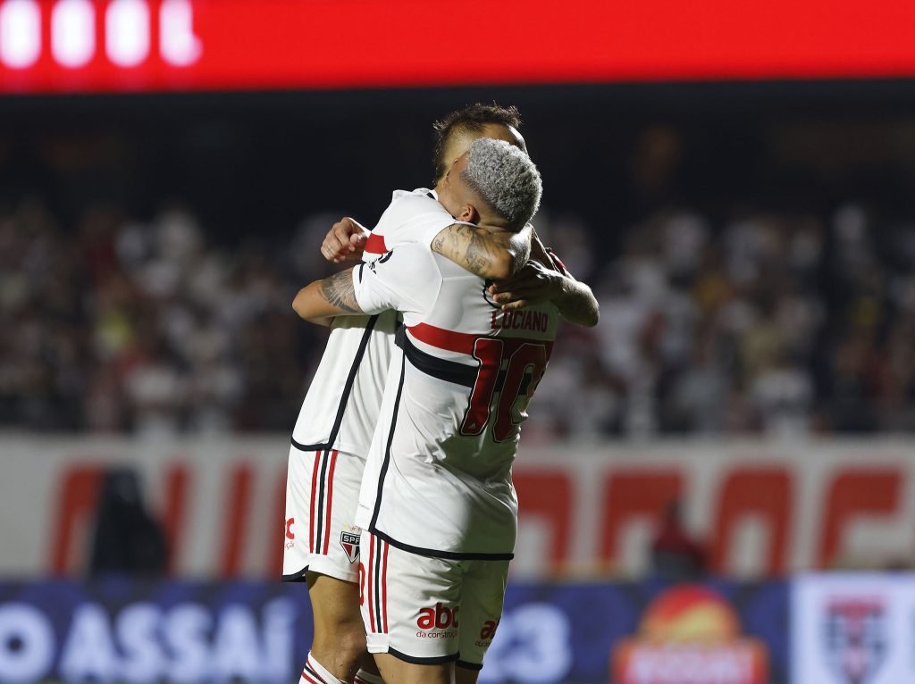 Rafinha elogia partida do São Paulo: "soube sofrer"