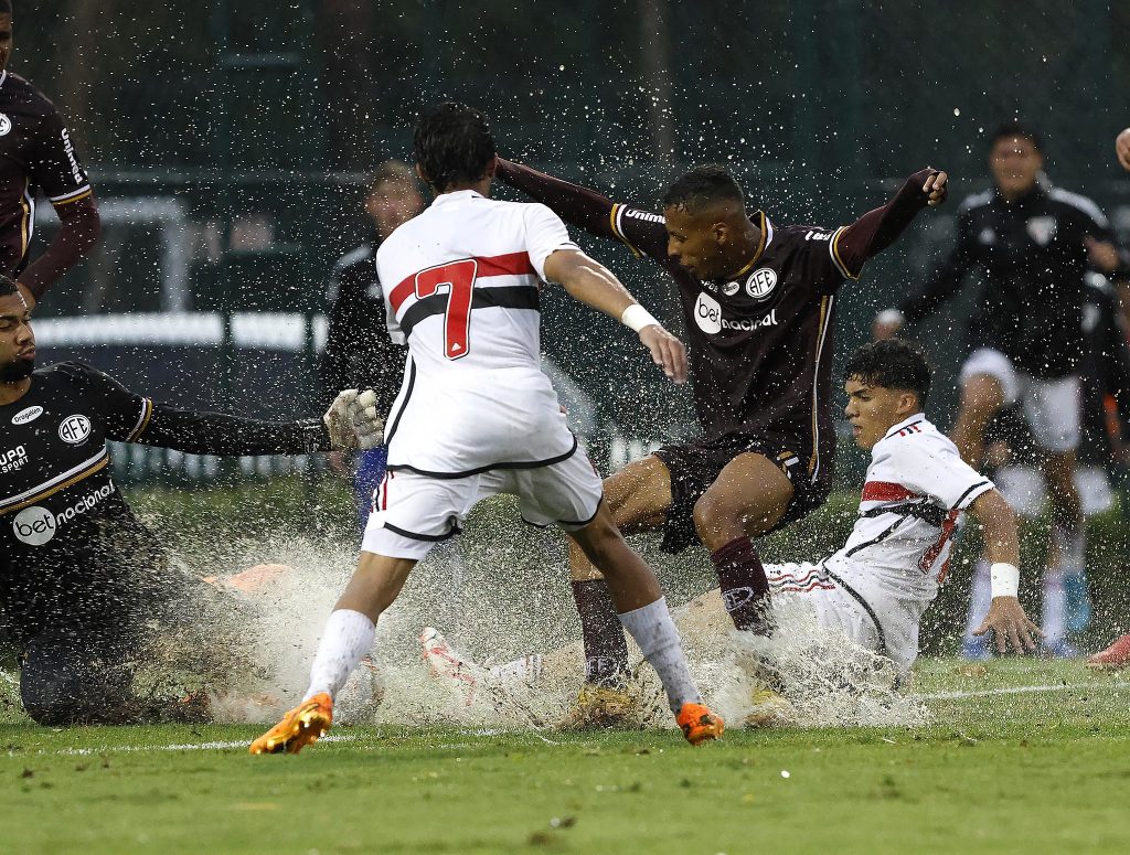 São Paulo abre disputa por título contra rival histórico