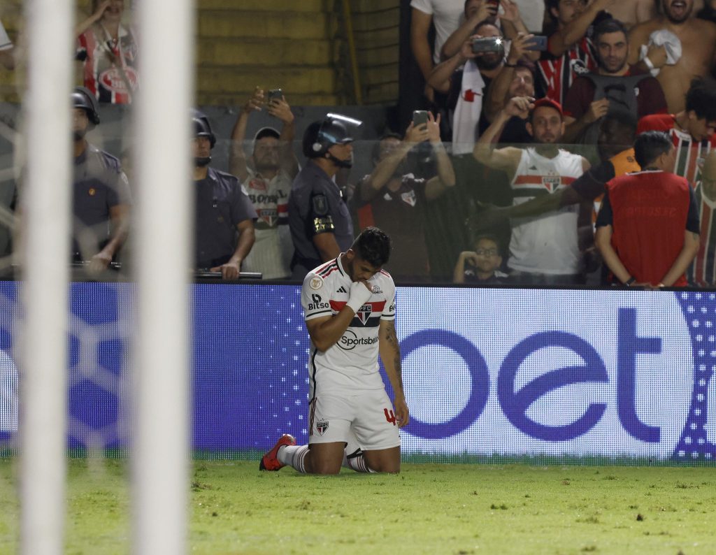 Erison celebra gol decisivo na partida contra o Bragantino
