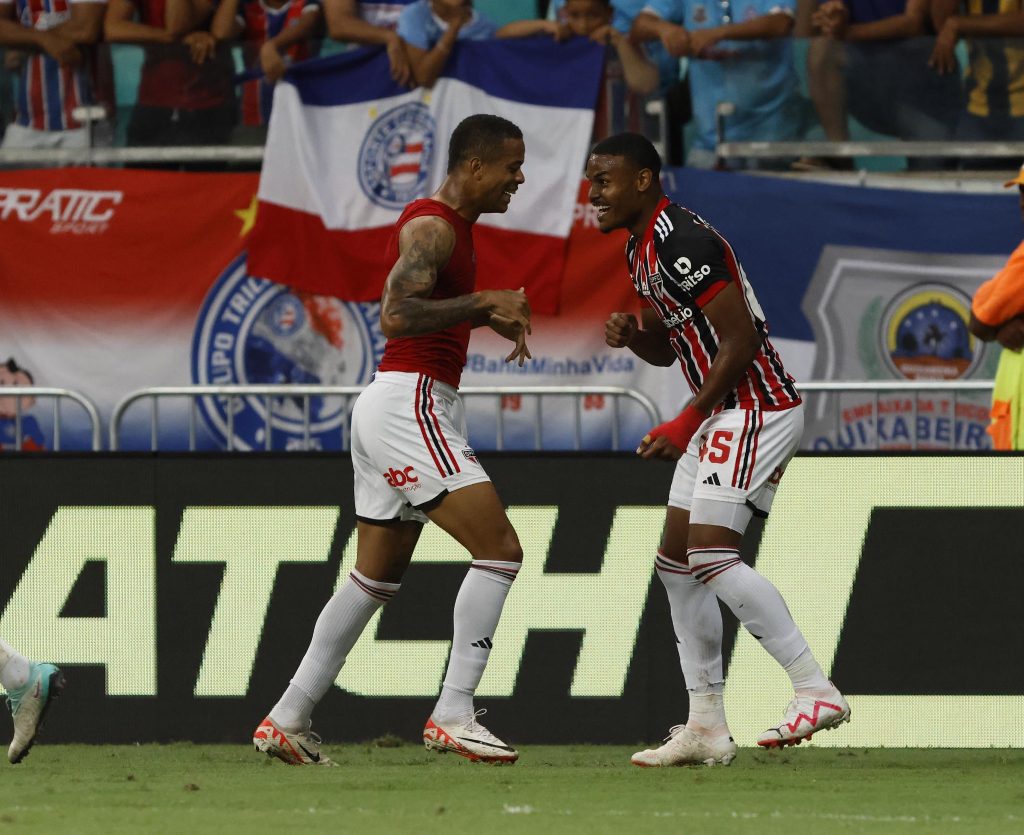 Caio Paulista comemora golaço e mostra alívio com vitória