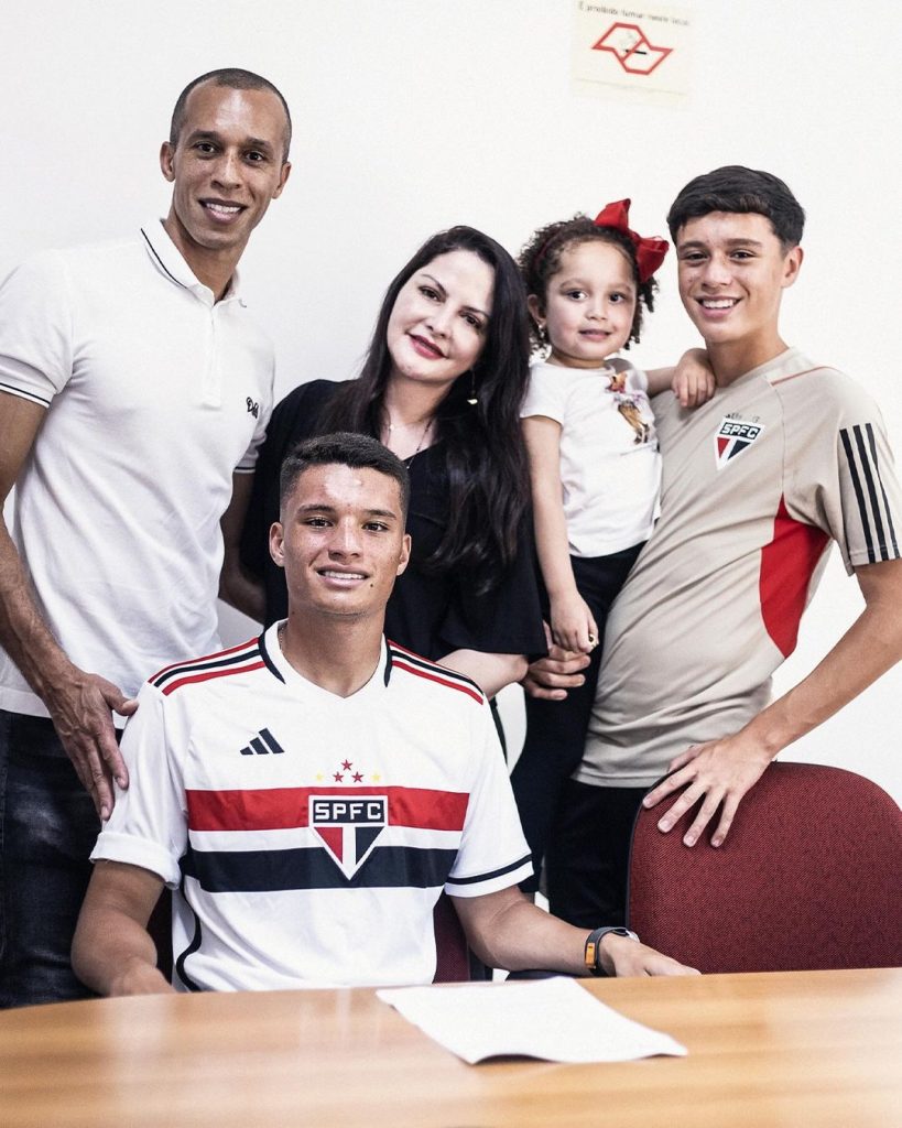 Filho de Miranda assina primeiro contrato profissional com o São Paulo