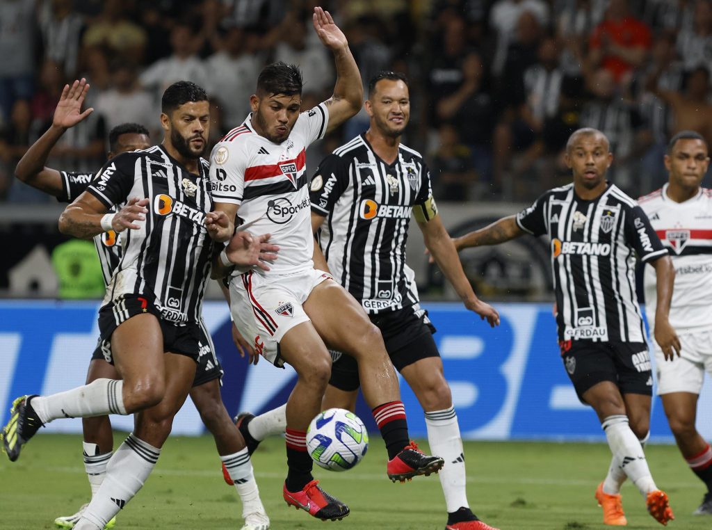 São Paulo sofre derrota para o Atlético MG em jogo decidido nos acréscimos