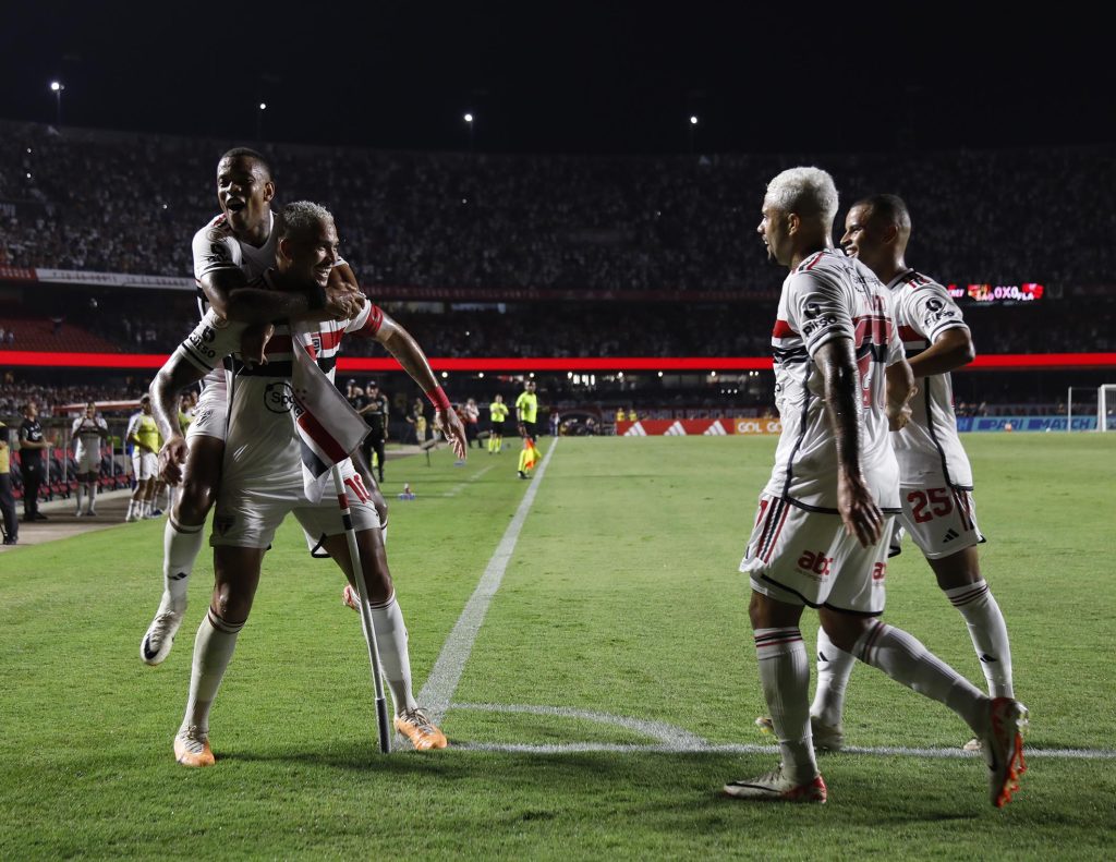 São Paulo encerra temporada com vitória sobre o Flamengo