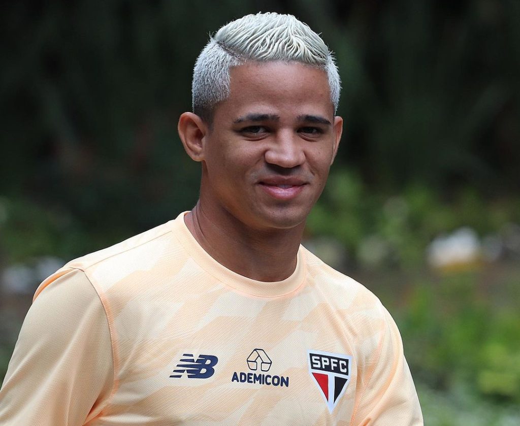 Erick faz golaço de voleio em treino do São Paulo; assista
