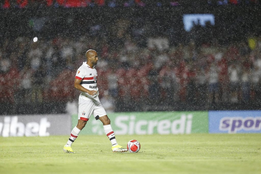 Lucas treina separado e pode ser desfalque do São Paulo para a Supercopa