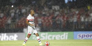 Lucas treina separado e pode ser desfalque do São Paulo para a Supercopa